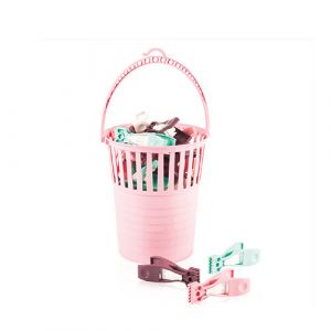 Panier en plastique avec 15 pinces à linge